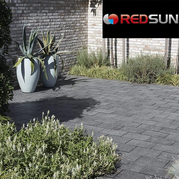 Terras met betonnen antraciet tegels met logo RedSun